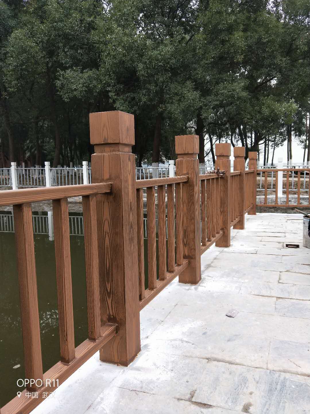 枣庄河道护栏木纹漆施工项目
